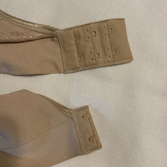 Bali Size Small comfort flex fit nude bra. Lightly padded cups sewn in. NWT - Picture 3 of 8